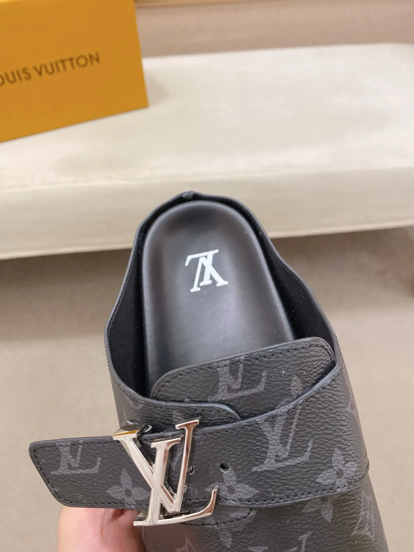 Men's shoes 💰: 360💰Made by LV🔍Top purchasing agents, men's spring and summer slippers are synchronized in the counters. The uppers are made of imported materials from Italy with logo graphics and high-quality craftsmanship. The soles: original soles specially provided by the original factory. The exclusive movable molded soles are super comfortable. Original goods follow the order, 🔍🔍high quality, you can enter and exit the counter at will. Welcome to compare, code number 38-44.